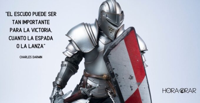 Un soldado de la época medieval con su escudo, espada y armadura
