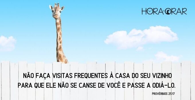 Uma girafa olha por cima da cerca.