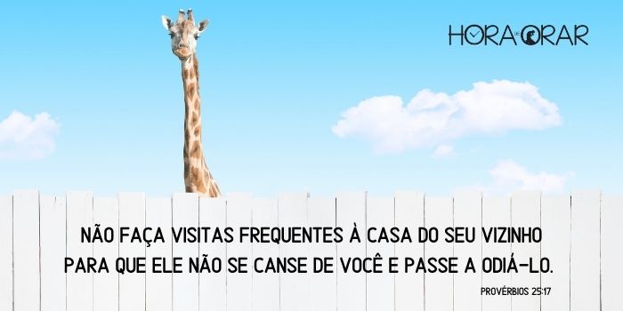 Uma girafa olha por cima da cerca.