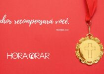 Uma medalha sobre uma mesa.