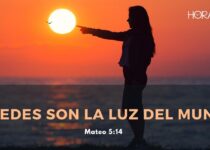 Mujer apunta el sol con su dedo en bella imagen.