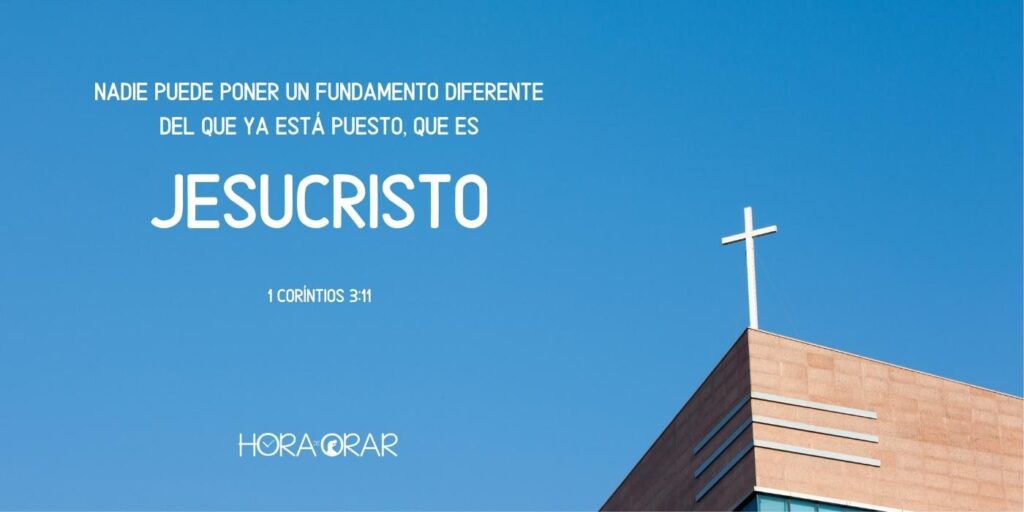 La cruz de Cristo en lo alto de un edificio