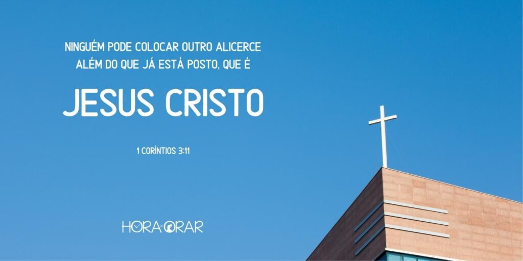 A cruz de Cristo no alto de um edificio