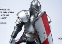 Soldado medieval com seu escudo, espada e armadura.