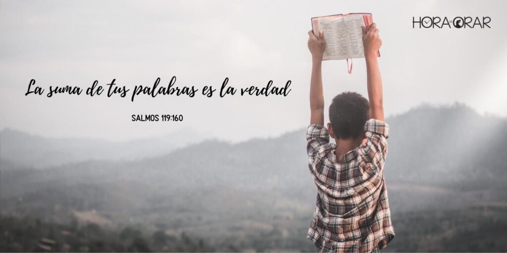 Niño levanta la Biblia al cielo.