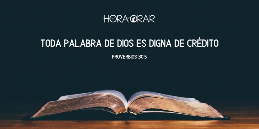 Una Biblia abierta sob una mesa