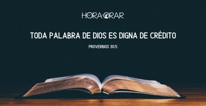 Una Biblia abierta sob una mesa