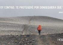 Hombre camina por el desierto