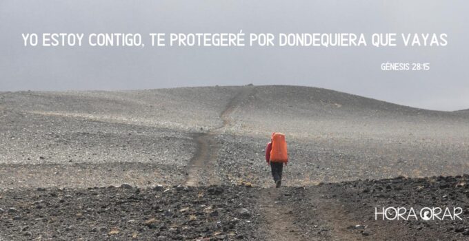 Hombre camina por el desierto