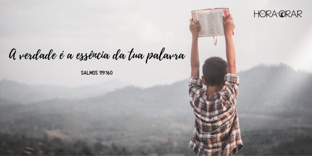 Menino levanta a Biblia para o alto.