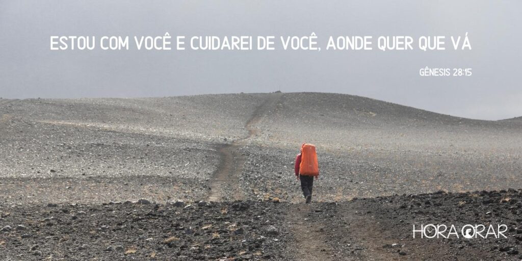 Homem andando no deserto.