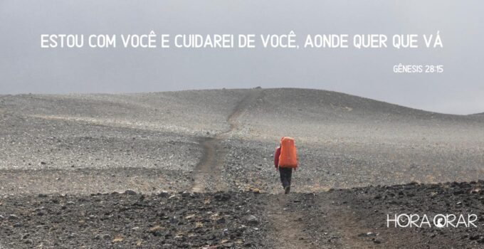 Homem andando no deserto.