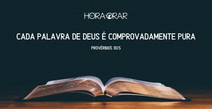 A Biblia aberta sobre uma mesa.