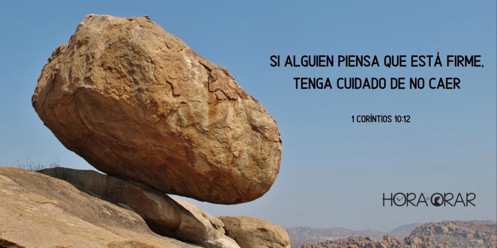 Una piedra gigante a punto de caerse de una montaña.