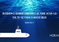 O fundo do mar e um submarino.