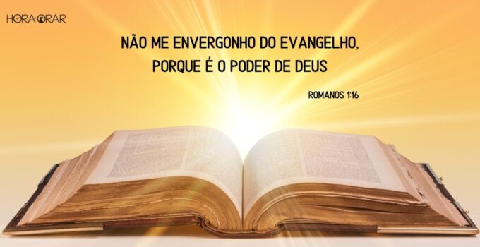 A Biblia aberta e um raio de luz intenso ao fundo.