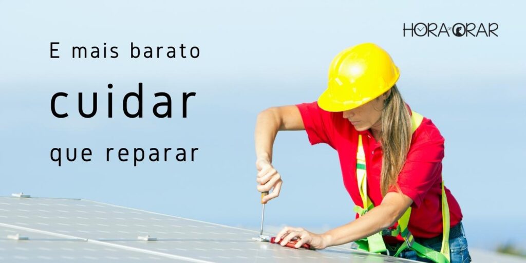 Uma mulher parafusa um painel solar