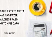 Uma mesa com café, papeis e uma calculadora