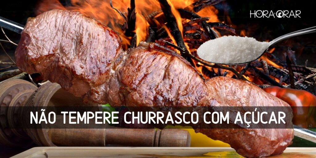 Um espeto com picanha, sendo temperado com açucar