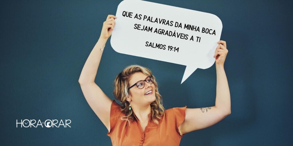 Mulher segura cartaz com versículo Salmos 19:14