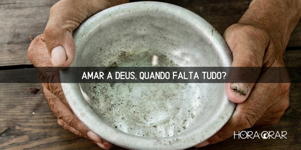 Mãos idosas e calejadas, com um prato de comida vazio