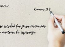 Una mano escribe en un papel el versículo de Romanos 15:4