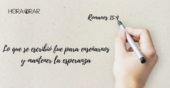 Una mano escribe en un papel el versículo de Romanos 15:4