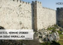 Una muralla cerca una ciudad