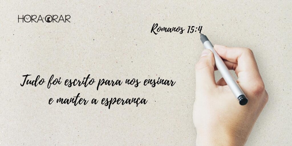 Mão escrevendo em um papel o versículo de Romanos 15:4