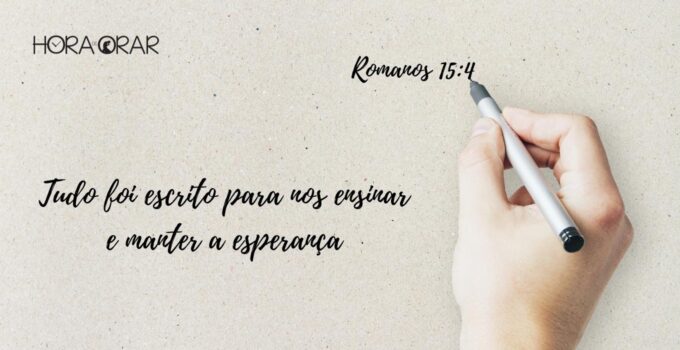 Mão escrevendo em um papel o versículo de Romanos 15:4