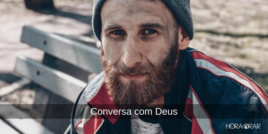 Um homem sentado em um banco de praça