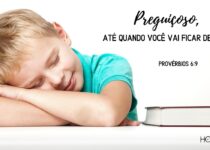 Menino dorme sobre a mesa de estudo