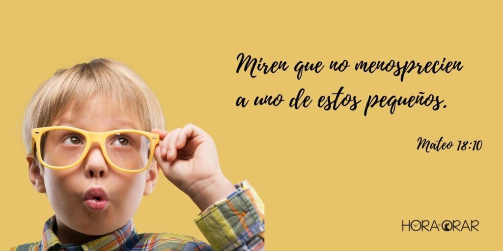 Niño con gafas mira el versículo de Mateo 18:10