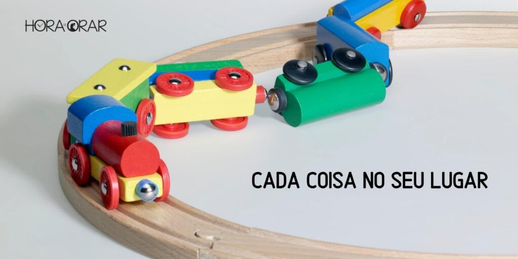 Um trem de brinquedo descarrilhado