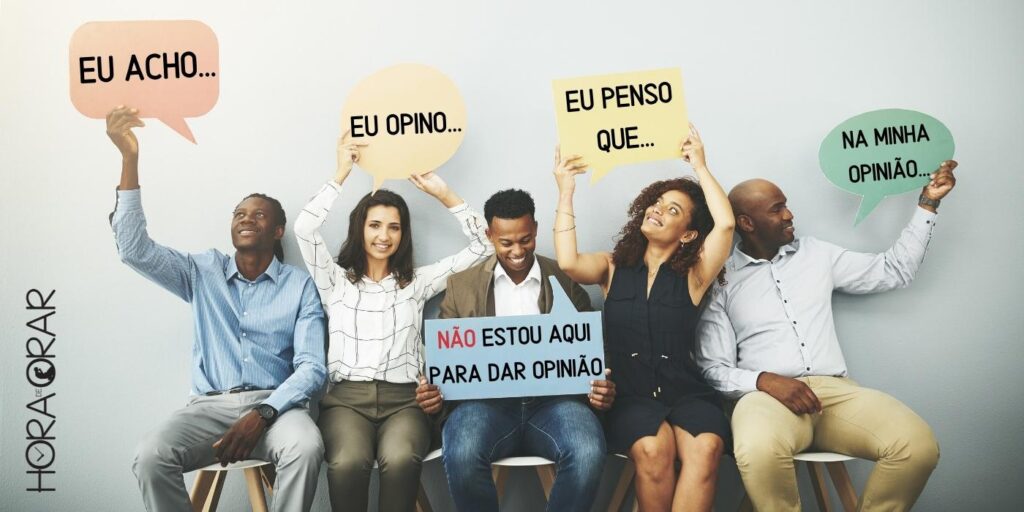 Jovens sentados com cartazes em forma de "balão de conversa" e frases como "Eu acho" e "Eu creio". No centro a frase "Não estou aqui para dar opinião"