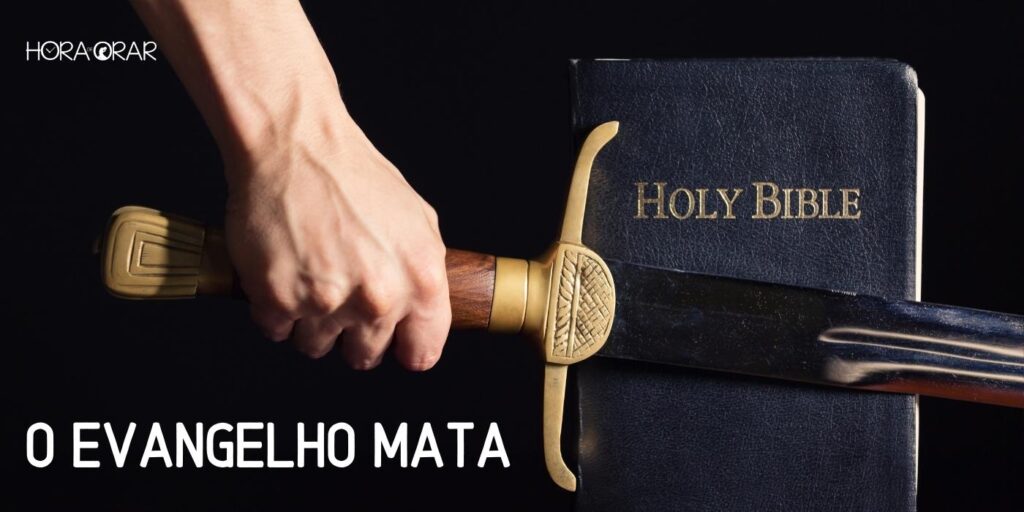 Homem segura uma espada sobre a Biblia