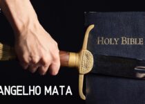 Homem segura uma espada sobre a Biblia