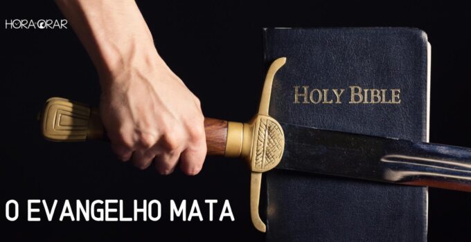 Homem segura uma espada sobre a Biblia