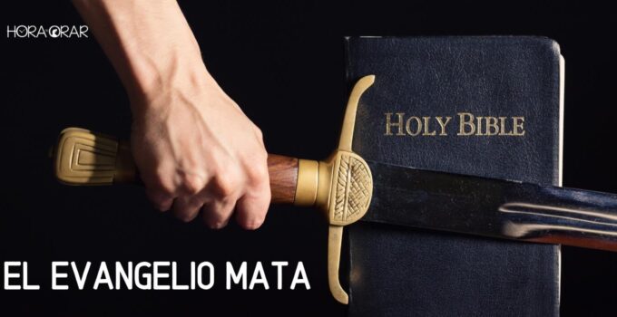 Hombre sostiene una espada sobre la Biblia