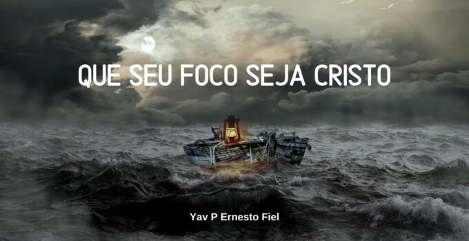 Um pequeno barco no meio da tempestade