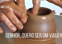 Um oleiro molda um vaso em suas mãos