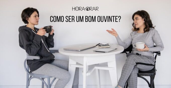 Duas mulheres conversando e tomando um café com a pergunta: "Como ser um bom ouvinte?"