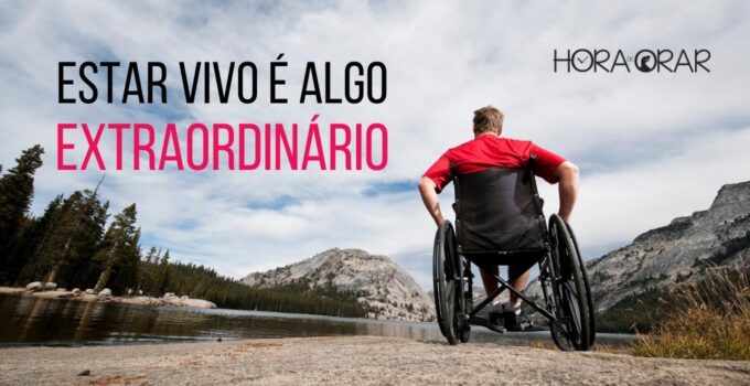Um homem em cadeira de rodas, em bela paisagem junto a frase: "Estar vivo é algo extraordinario"