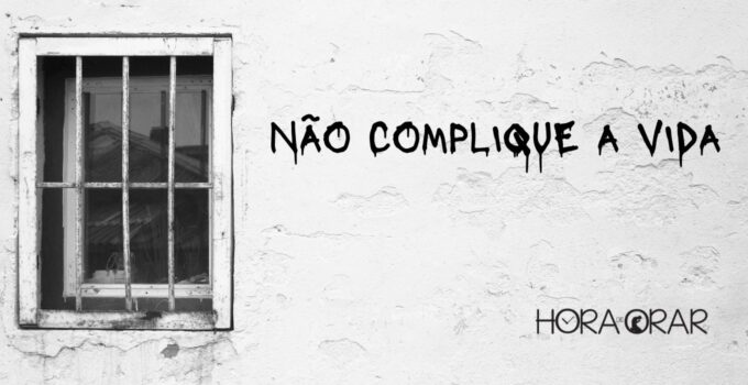 Uma janela e no muro está pichado "Não complique a vida"