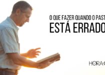 Imagem de um pastor com a Bíblia