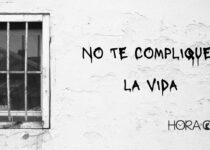 Una ventana y pintado en la pared la frase "No te compliques la vida"