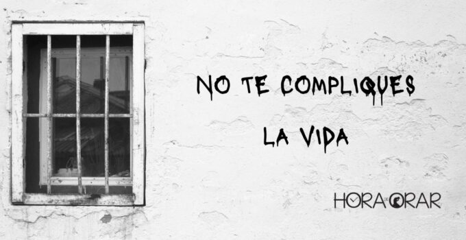 Una ventana y pintado en la pared la frase "No te compliques la vida"