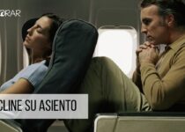 Mujer reclina su asiento en el avion, presionando el pasajero de atras