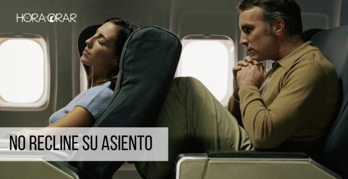 Mujer reclina su asiento en el avion, presionando el pasajero de atras