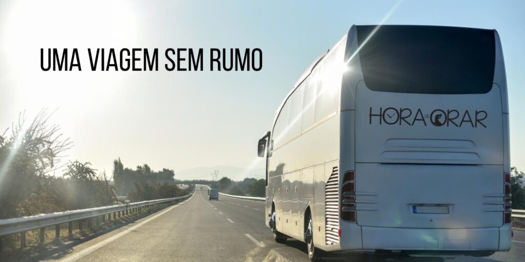 Um ônibus em uma rodovia